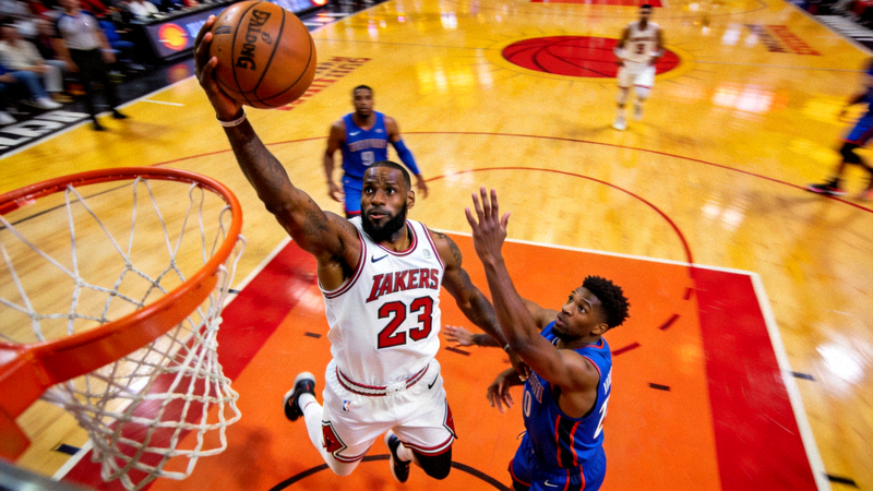 NBA篮球季后赛激烈对抗画面 - 球员扣篮瞬间
